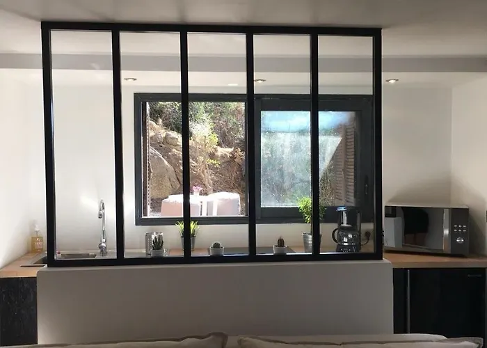 Beau Au Pied De La Cidatelle * Porto-Vecchio (Corsica)