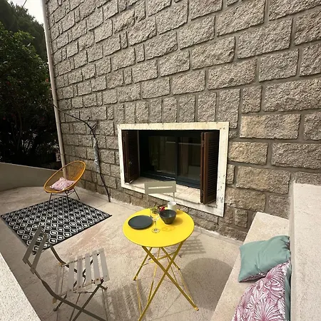 Beau Au Pied De La Cidatelle